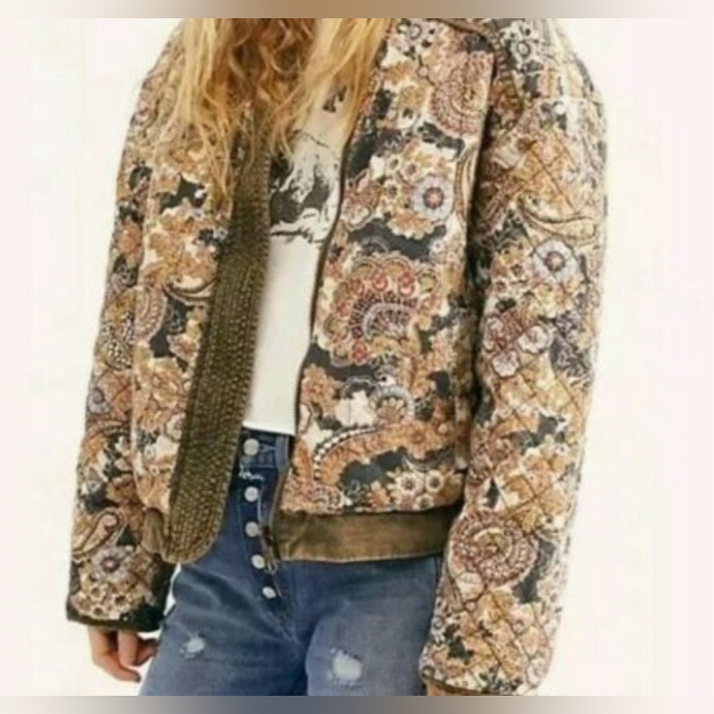 Free People REVERSIBLE Bomber Paisley
Brown jacket 🧥 size small 💥💥💥